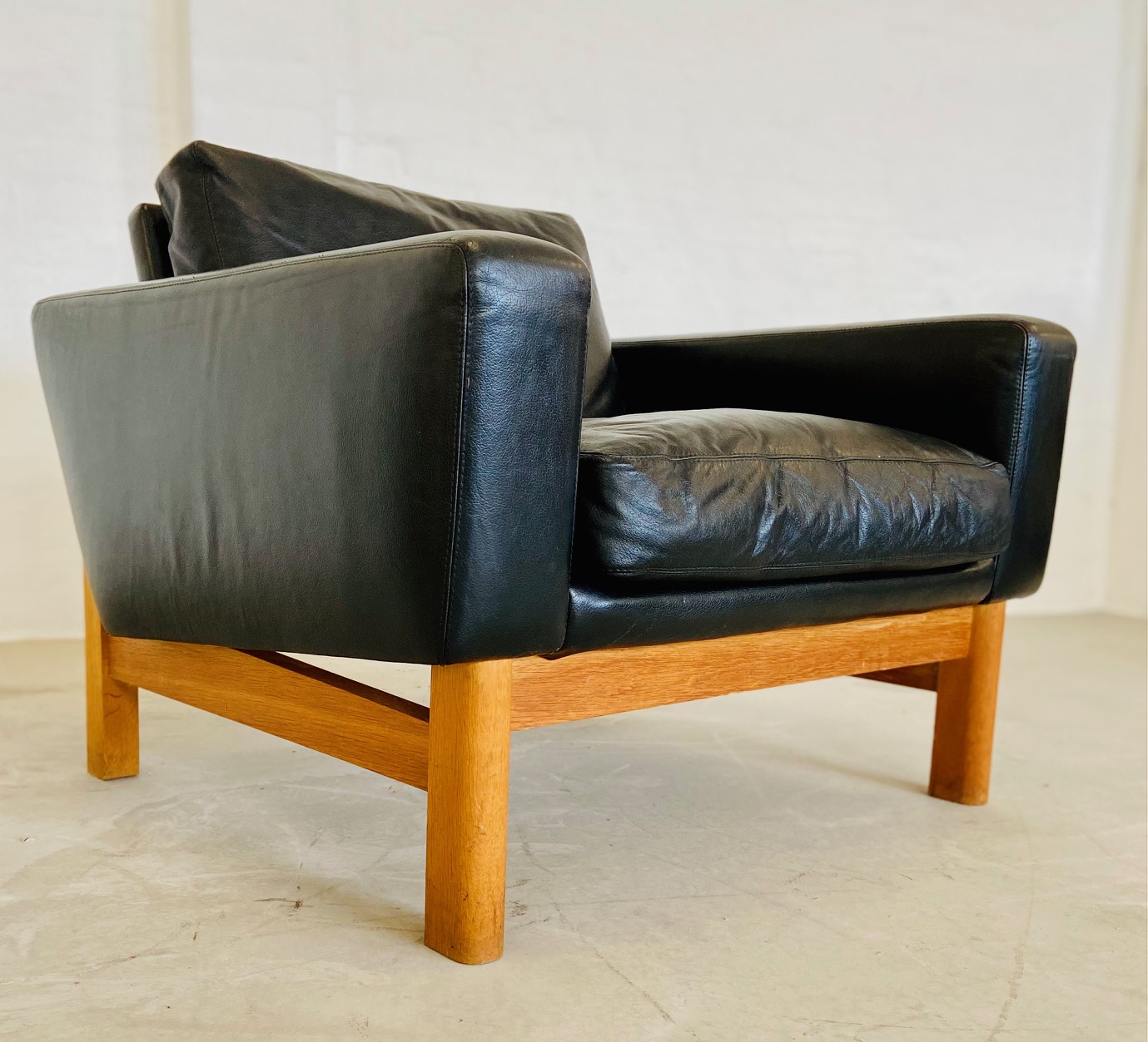 IMG_5448 VINTAGE MID-CENTURY POUL M. VOLTHERĀ LEATHER AND OAK LOUNGE CHAIR 1960,s