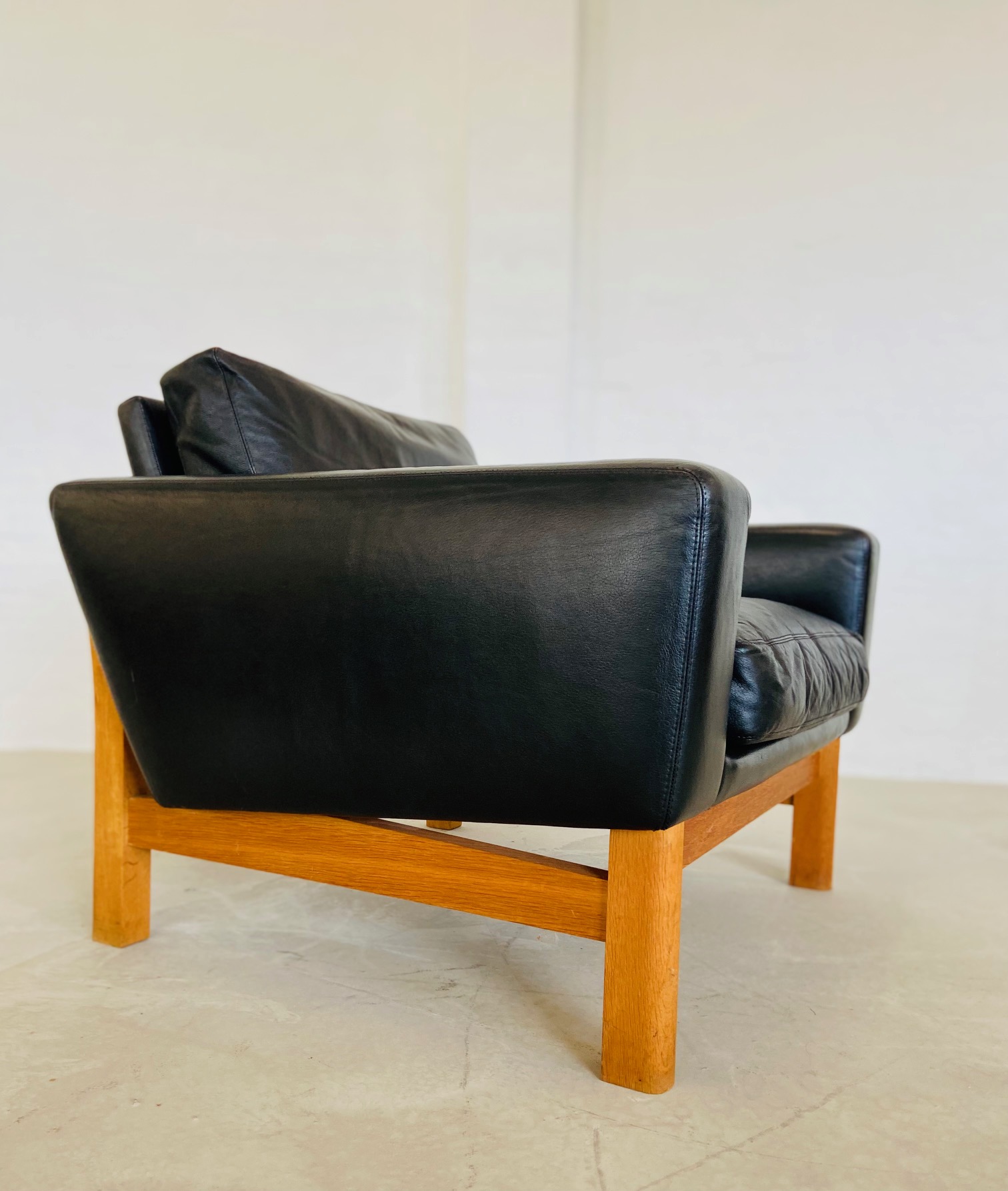 IMG_5450 VINTAGE MID-CENTURY POUL M. VOLTHER LEATHER AND OAK LOUNGE CHAIR 1960,s
