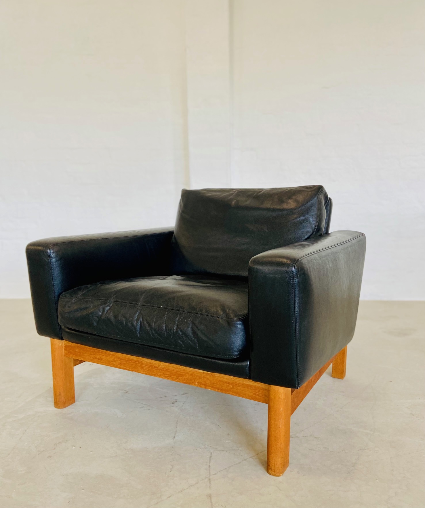 IMG_5458 VINTAGE MID-CENTURY POUL M. VOLTHER LEATHER AND OAK LOUNGE CHAIR 1960,s