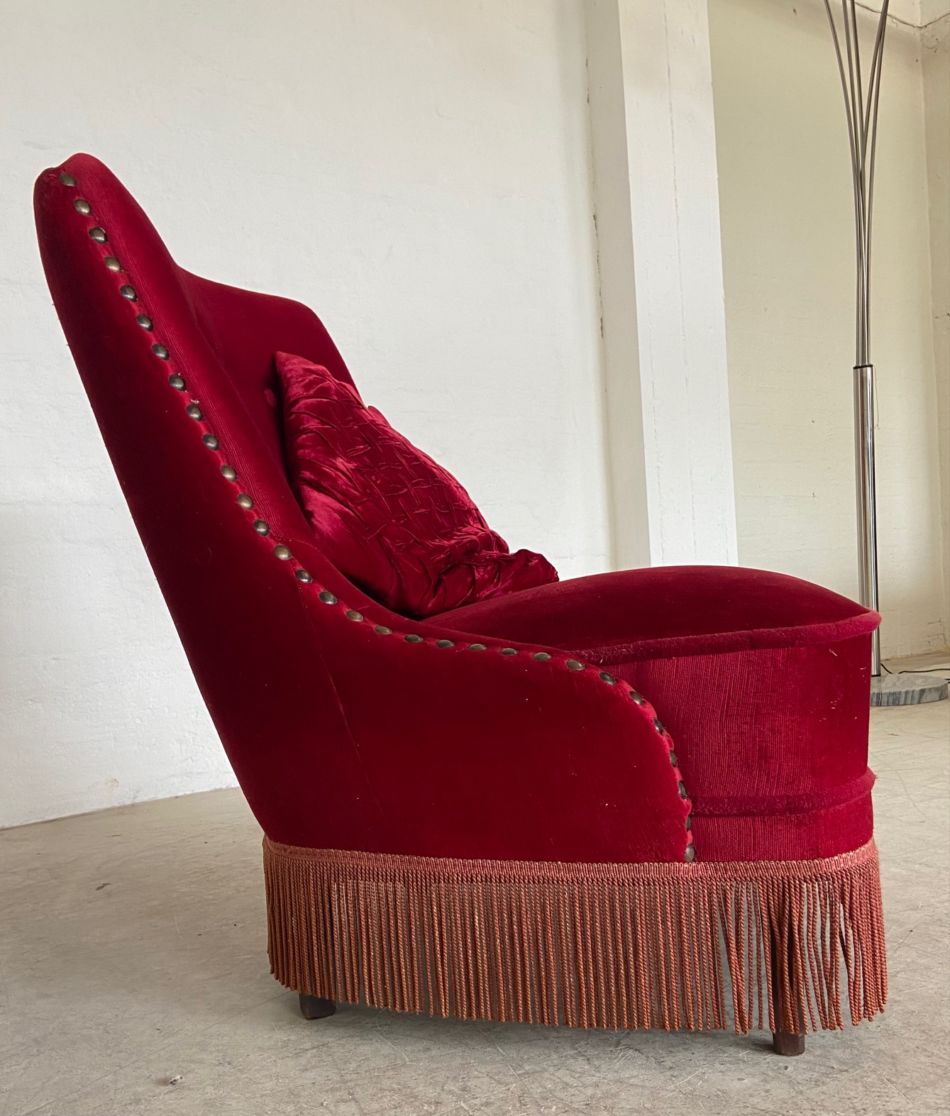IMG_9111 VINTAGE DANISH MID CENTURY CURVED LOUNGE CHAIR IN CHERRY RED VELOUR – 1960s