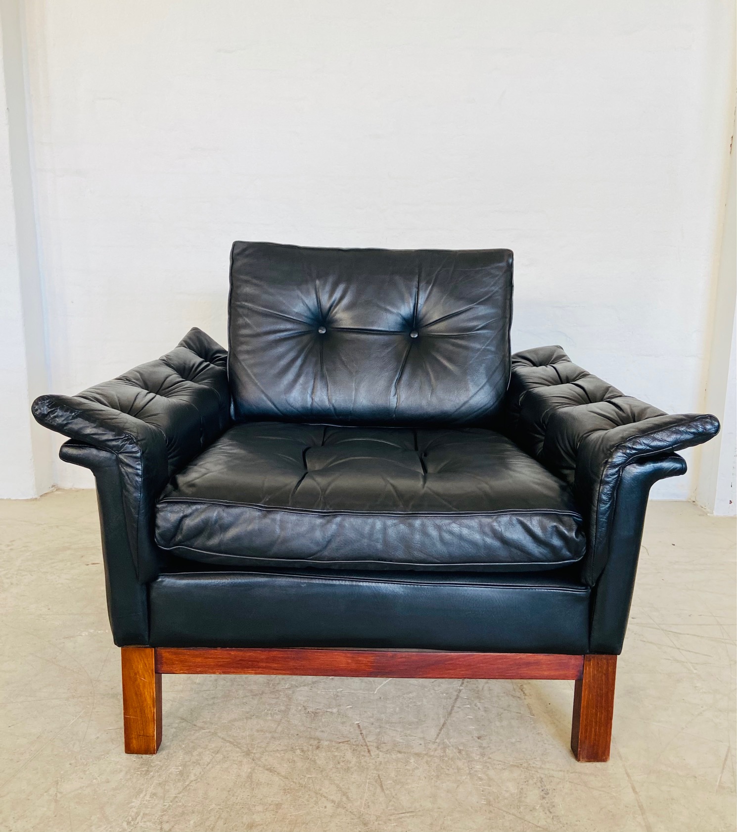 IMG_9282 VINTAGE DANISH MID-CENTURY BLACK LEATHER ARMCHAIR – 1970s