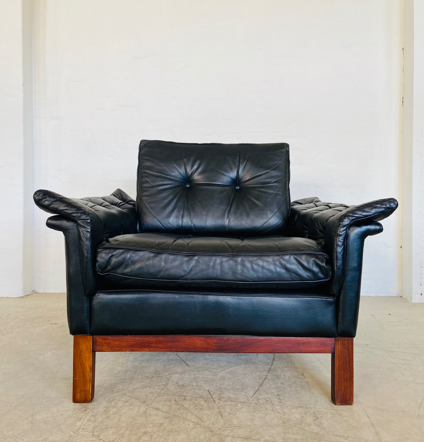 IMG_9283 VINTAGE DANISH MID-CENTURY BLACK LEATHER ARMCHAIR β 1970s