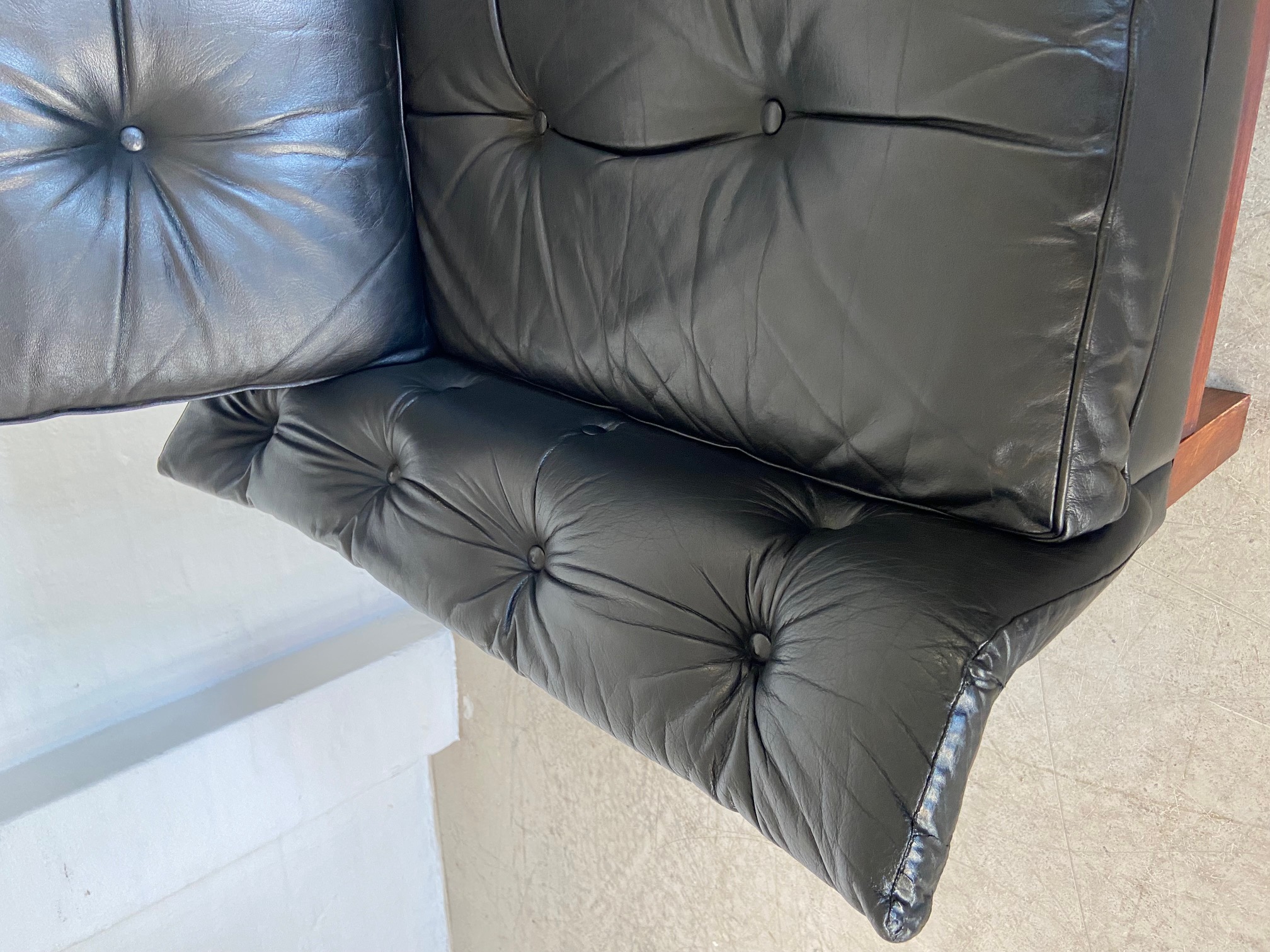 IMG_9286 VINTAGE DANISH MID-CENTURY BLACK LEATHER ARMCHAIR β 1970s