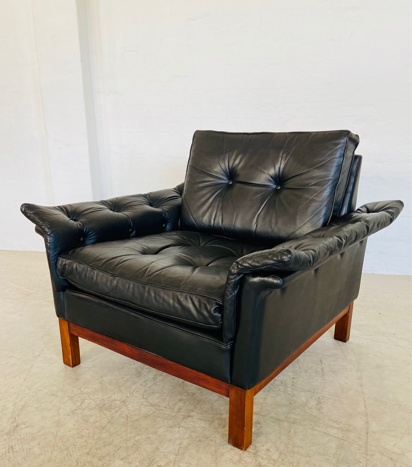IMG_9289 VINTAGE DANISH MID-CENTURY BLACK LEATHER ARMCHAIR β 1970s