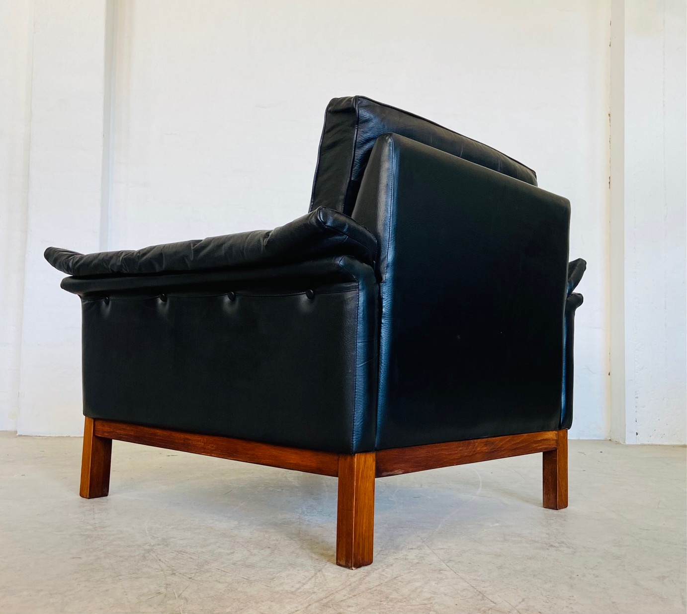 IMG_9298 VINTAGE DANISH MID-CENTURY BLACK LEATHER ARMCHAIR β 1970s