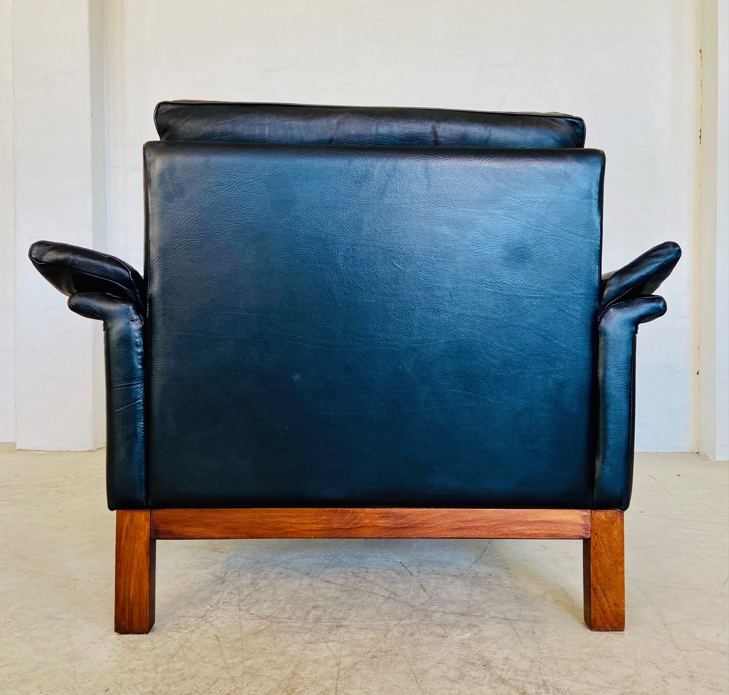 IMG_9299 VINTAGE DANISH MID-CENTURY BLACK LEATHER ARMCHAIR β 1970s