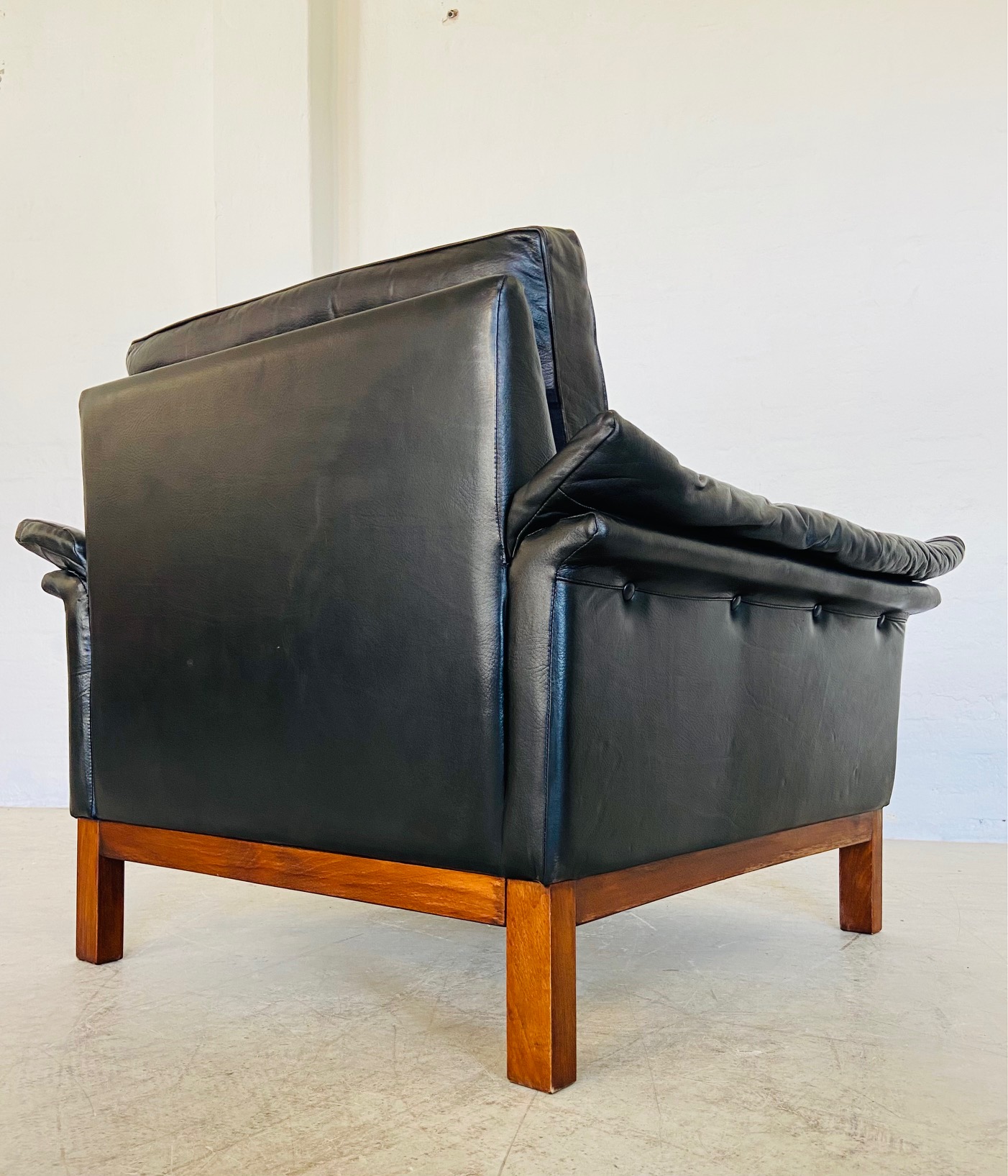IMG_9301 VINTAGE DANISH MID-CENTURY BLACK LEATHER ARMCHAIR β 1970s