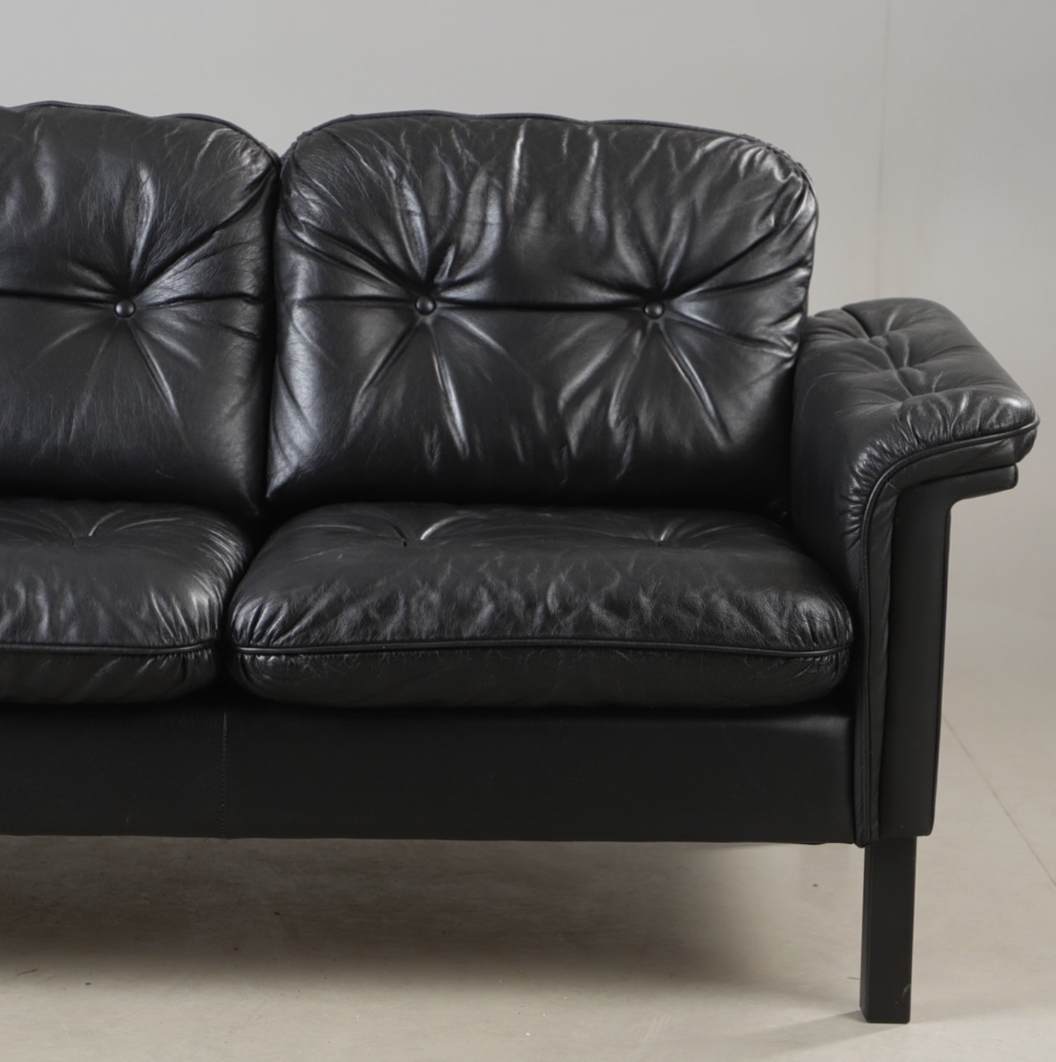 68294A3B-019D-4D30-8569-3B20FC4AAA9D Vintage Danish Mid Century 3 Person Black Leather Sofa 1970,s
