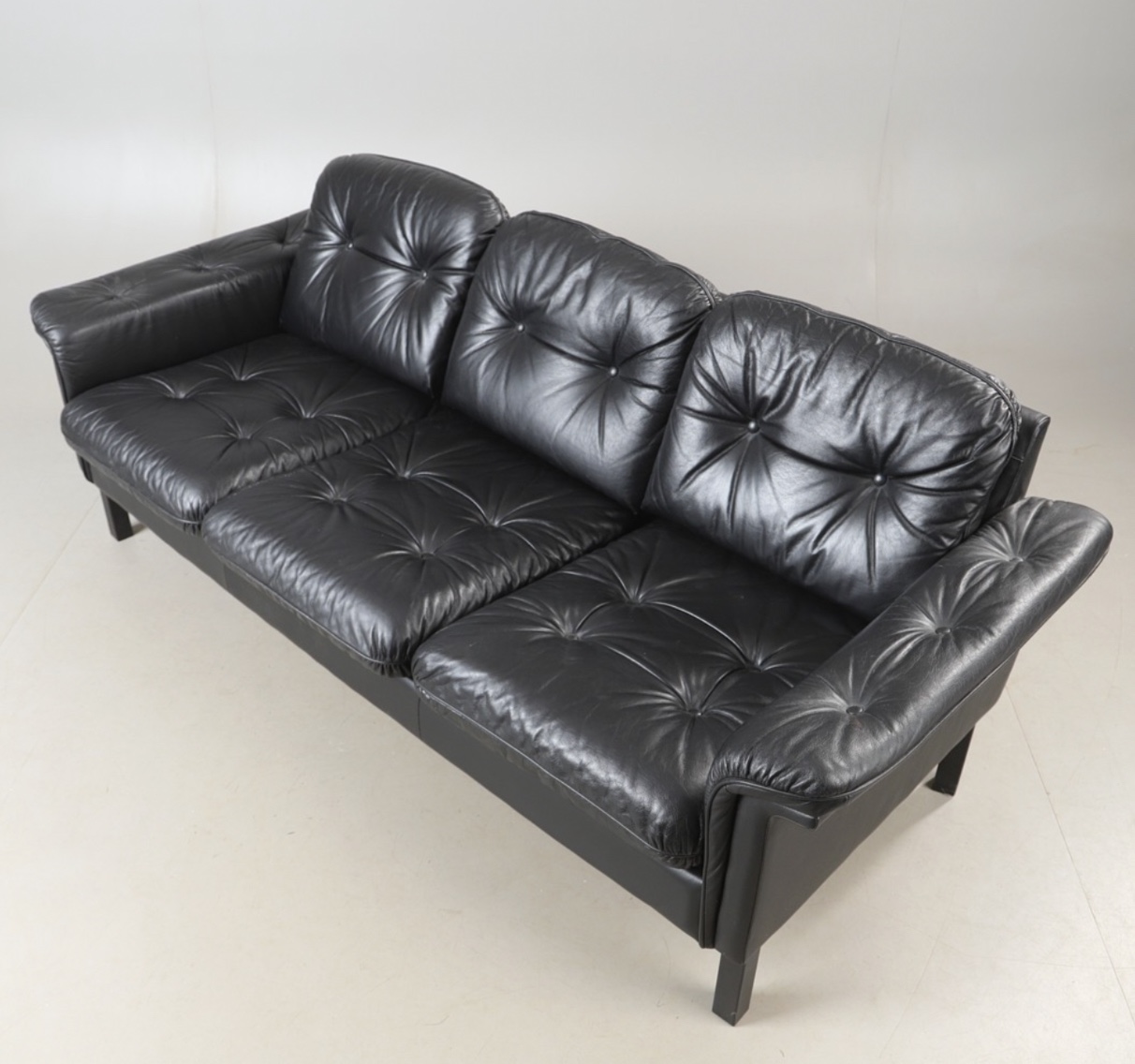 E6681090-3223-45F9-96D8-5C0B0C2D17CA Vintage Danish Mid Century 3 Person Black Leather Sofa 1970,s