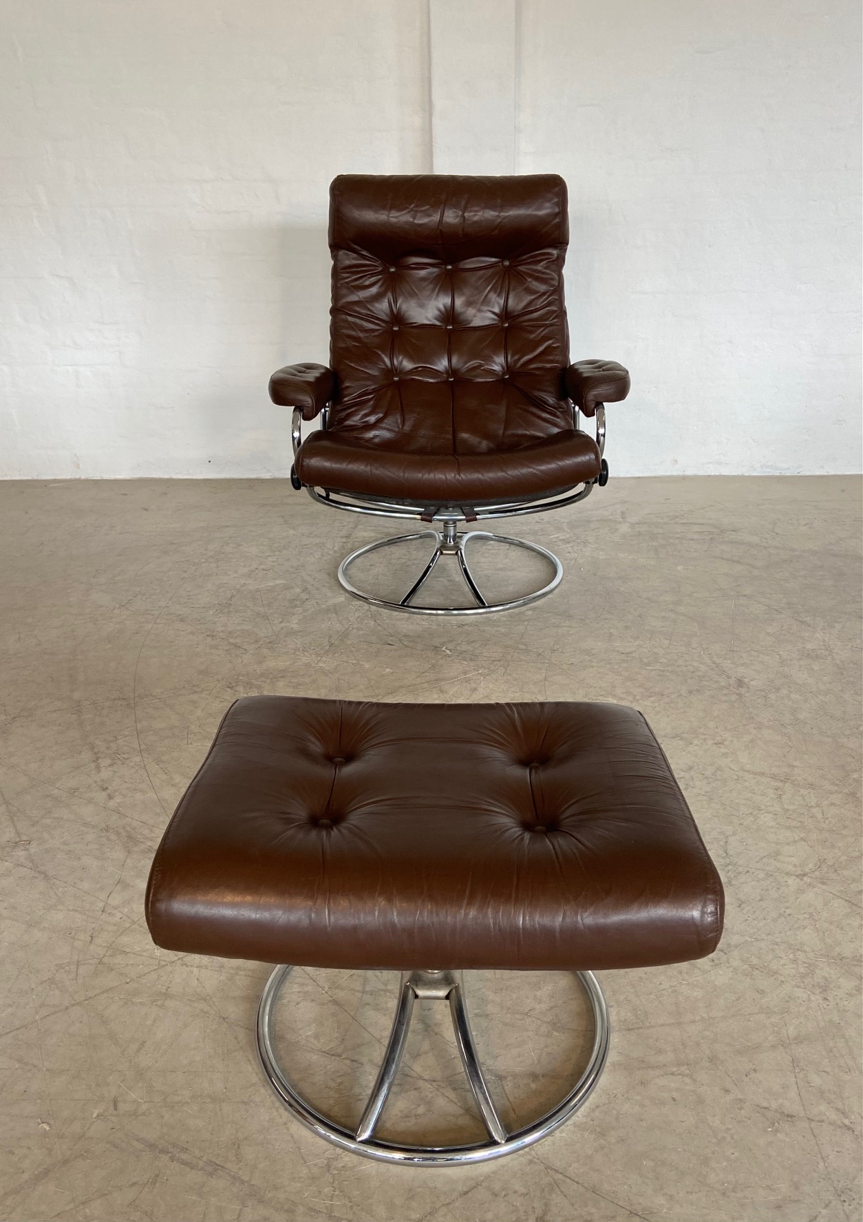 Vintage Brown Leather Ekornes Stressless Reclining Lounge Chair & Stool 1960,s