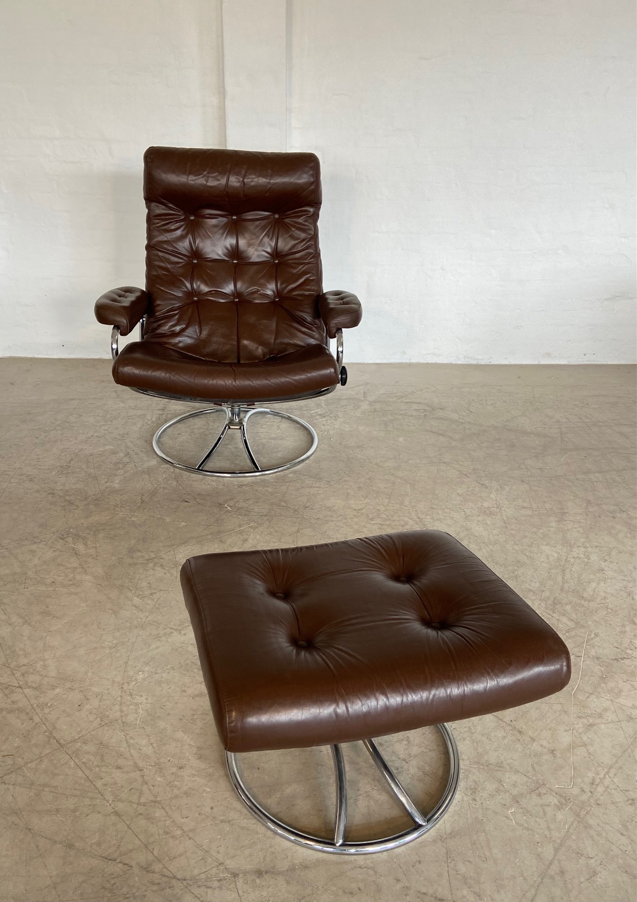 Vintage Brown Leather Ekornes Stressless Reclining Lounge Chair & Stool 1960,s