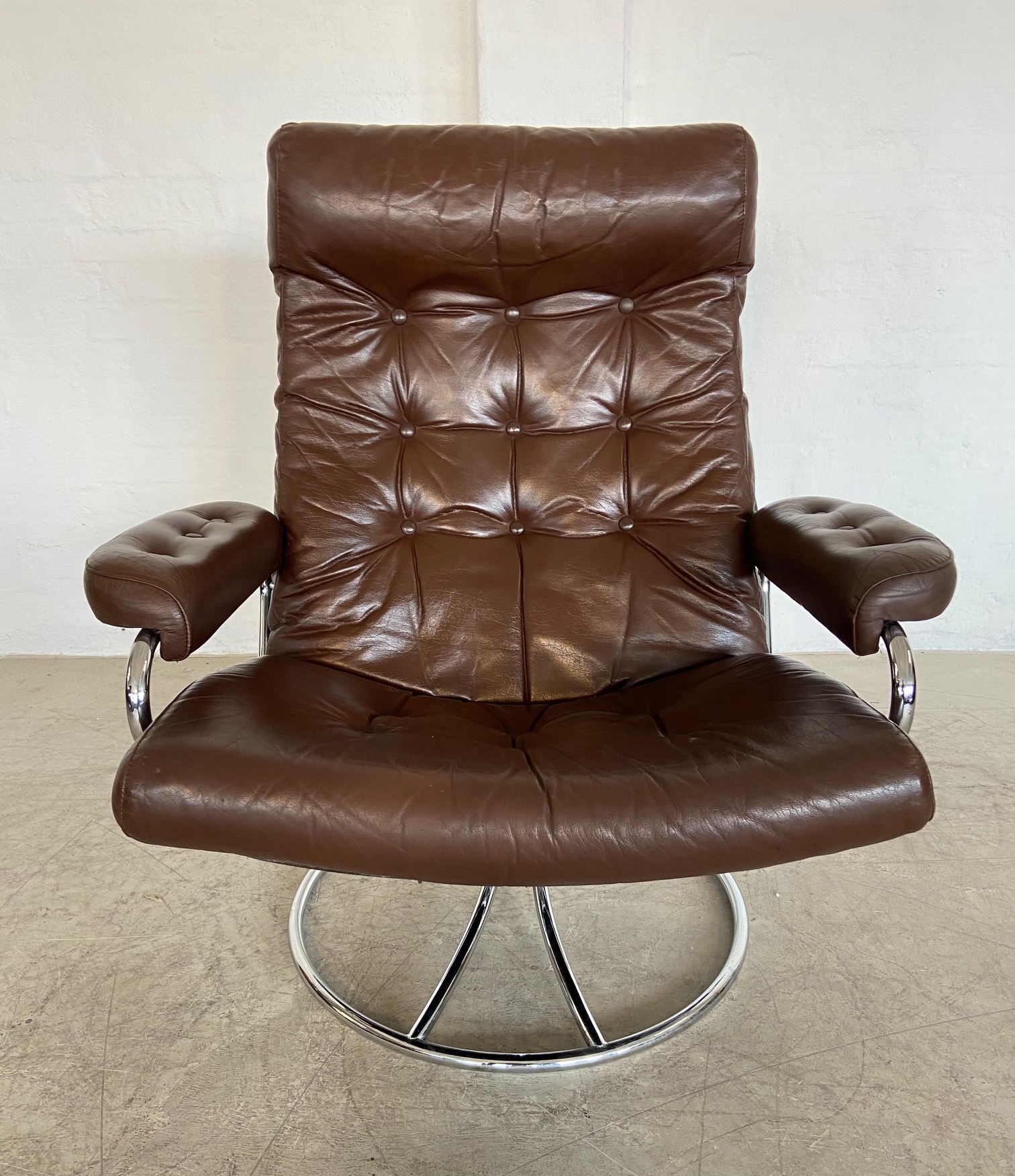 Vintage Brown Leather Ekornes Stressless Reclining Lounge Chair & Stool 1960,s