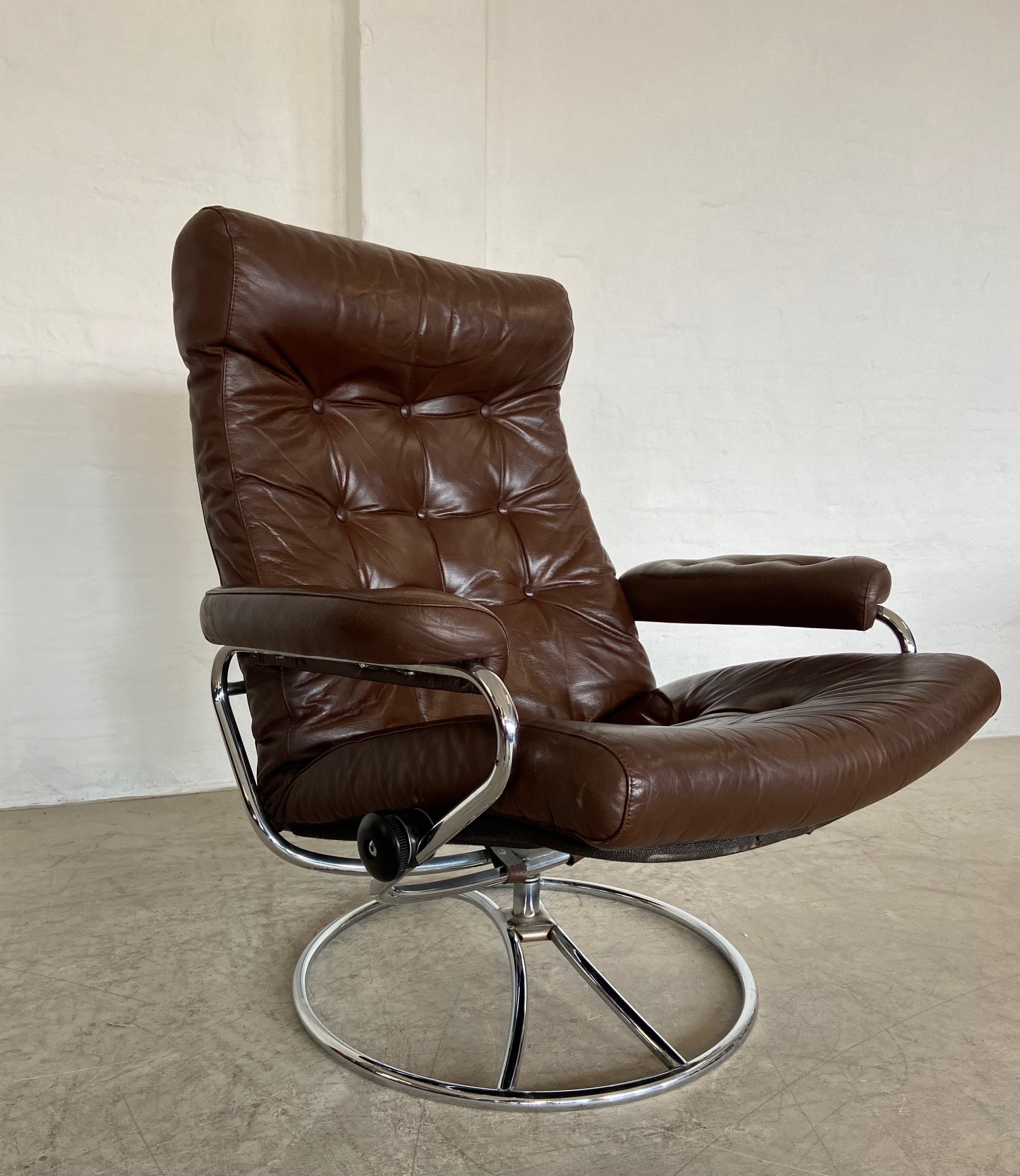 Vintage Brown Leather Ekornes Stressless Reclining Lounge Chair & Stool 1960,s