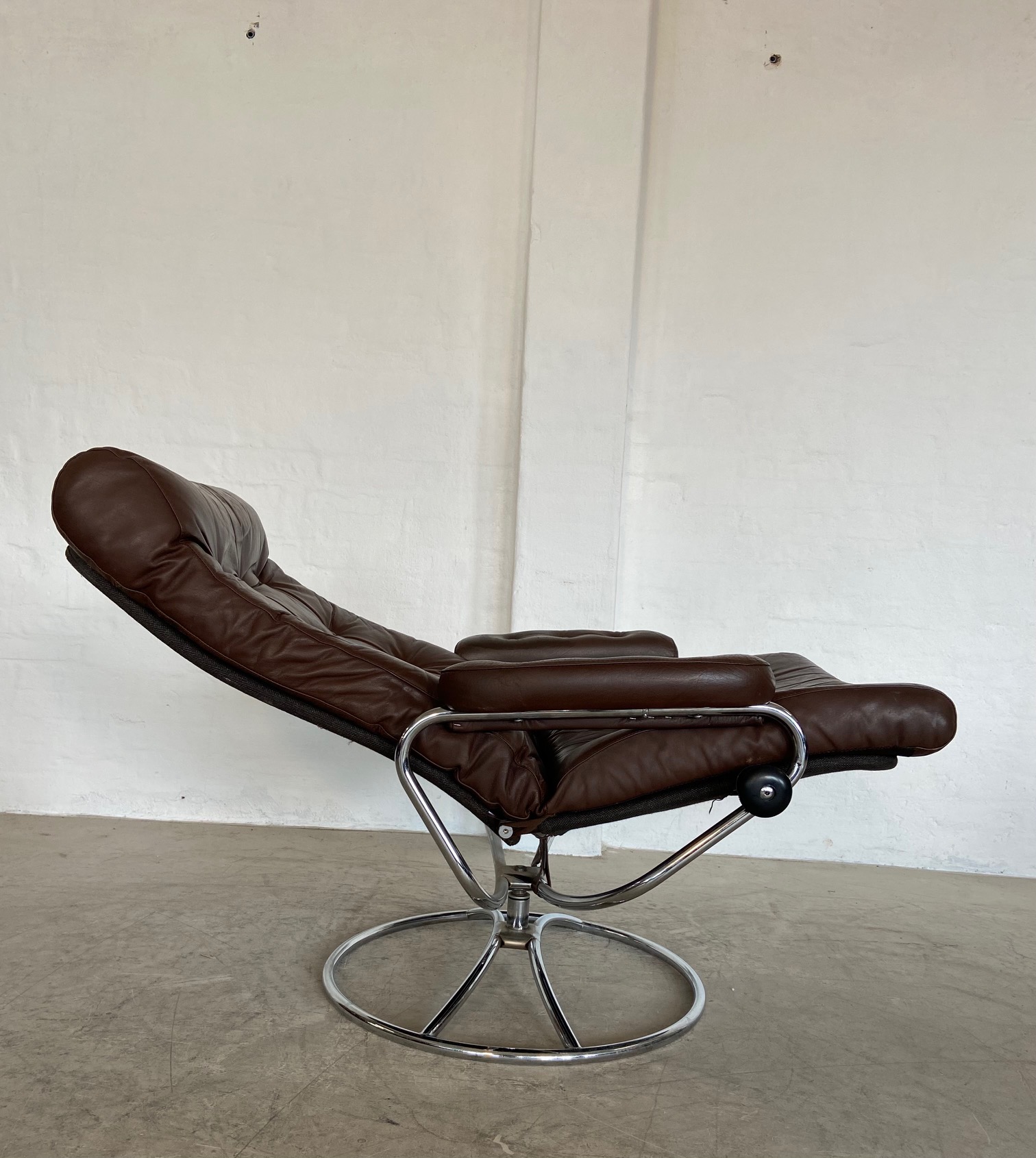 Vintage Brown Leather Ekornes Stressless Reclining Lounge Chair & Stool 1960,s