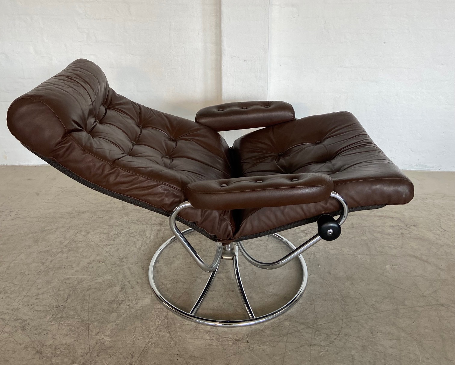 Vintage Brown Leather Ekornes Stressless Reclining Lounge Chair & Stool 1960,s