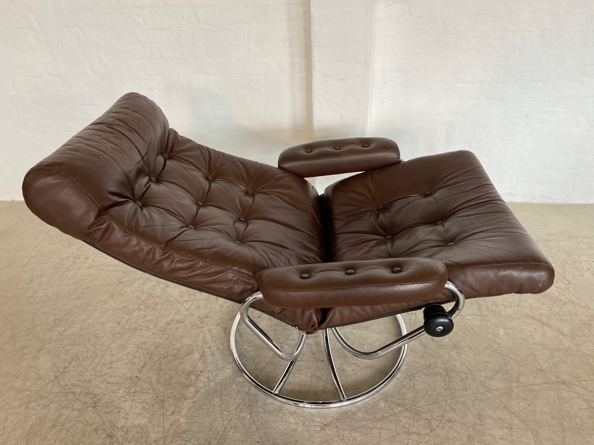 Vintage Brown Leather Ekornes Stressless Reclining Lounge Chair & Stool 1960,s