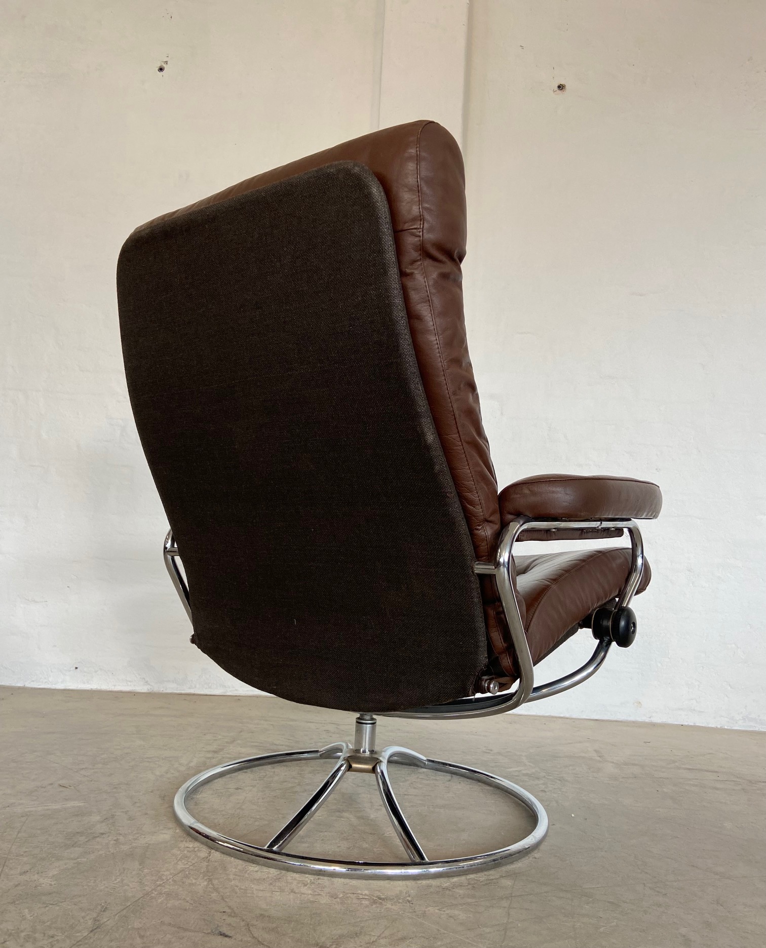 Vintage Brown Leather Ekornes Stressless Reclining Lounge Chair & Stool 1960,s