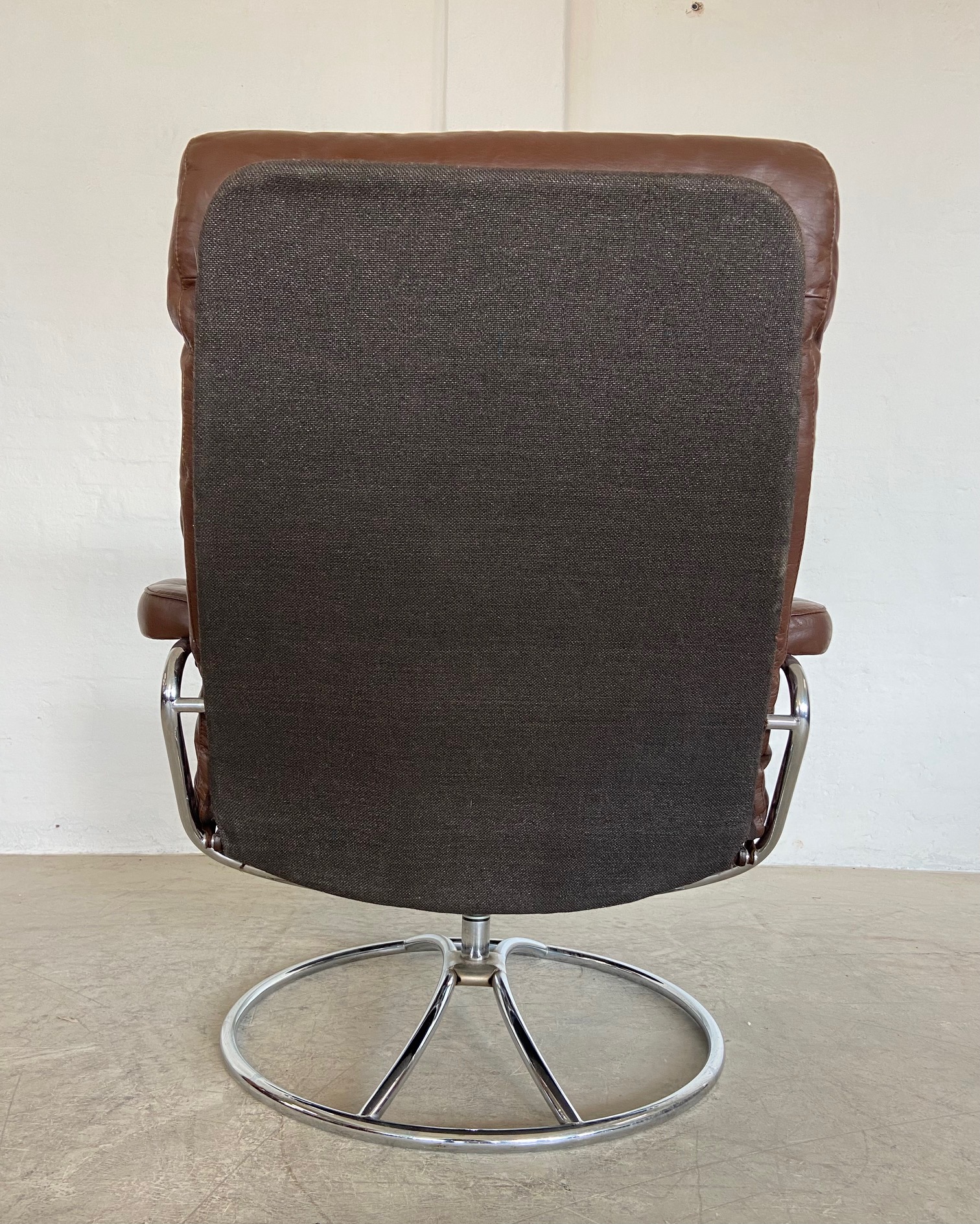 Vintage Brown Leather Ekornes Stressless Reclining Lounge Chair & Stool 1960,s