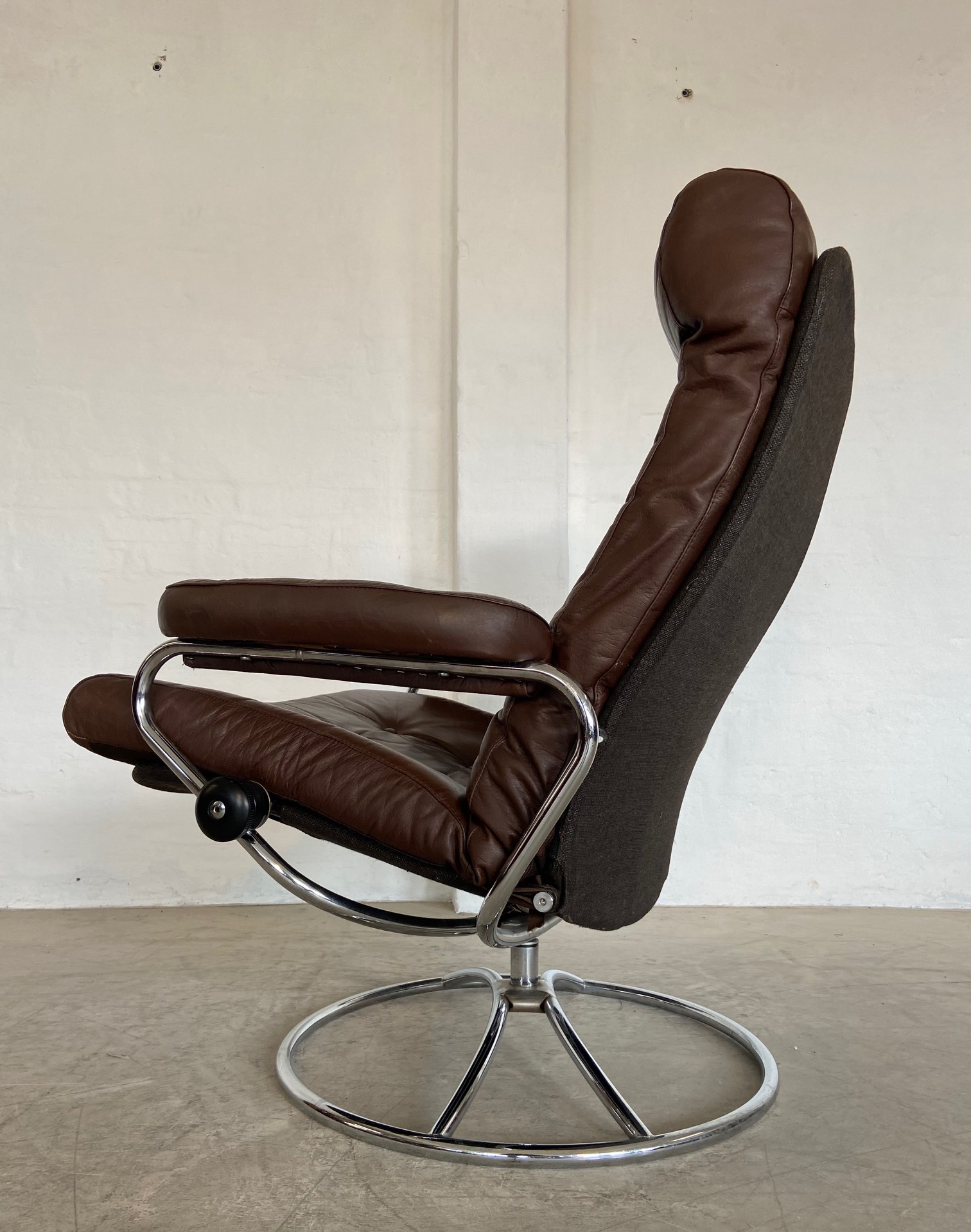 Vintage Brown Leather Ekornes Stressless Reclining Lounge Chair & Stool 1960,s