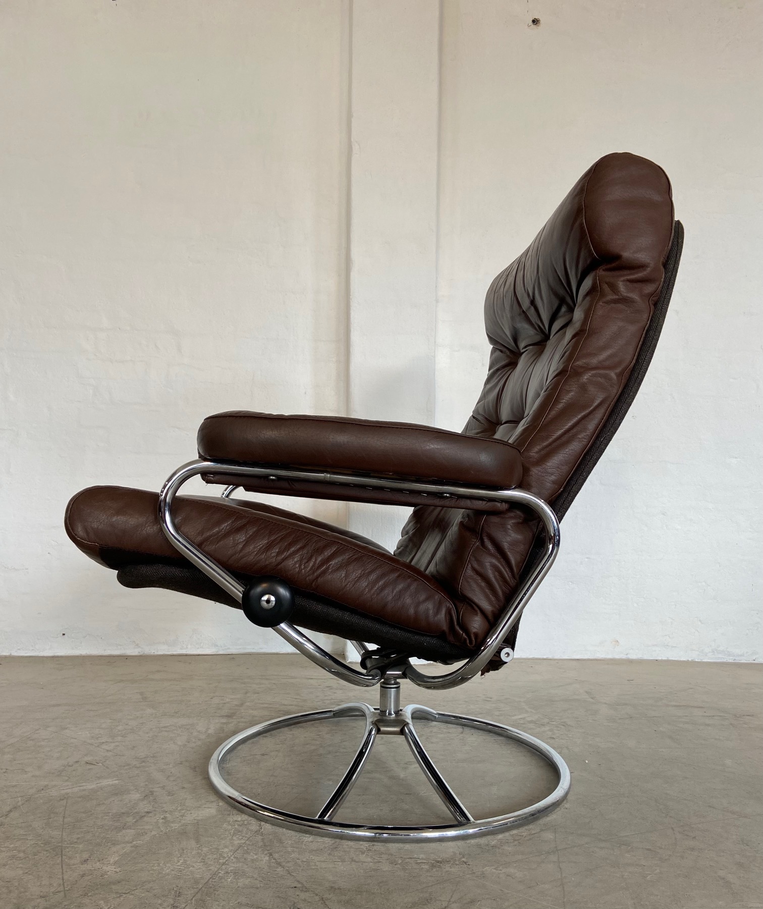 Vintage Brown Leather Ekornes Stressless Reclining Lounge Chair & Stool 1960,s