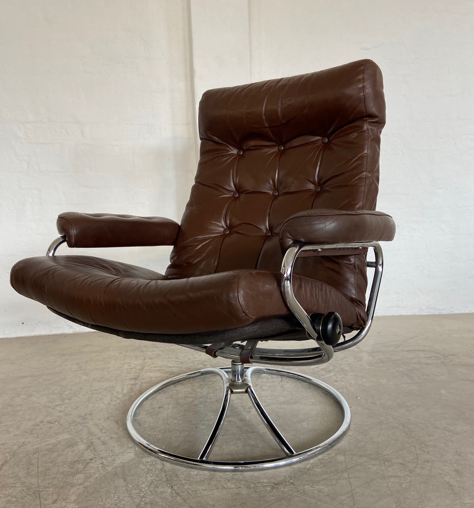 Vintage Brown Leather Ekornes Stressless Reclining Lounge Chair & Stool 1960,s