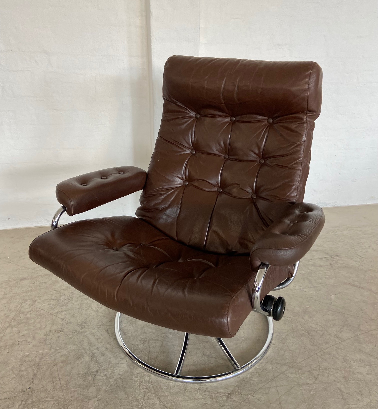Vintage Brown Leather Ekornes Stressless Reclining Lounge Chair & Stool 1960,s