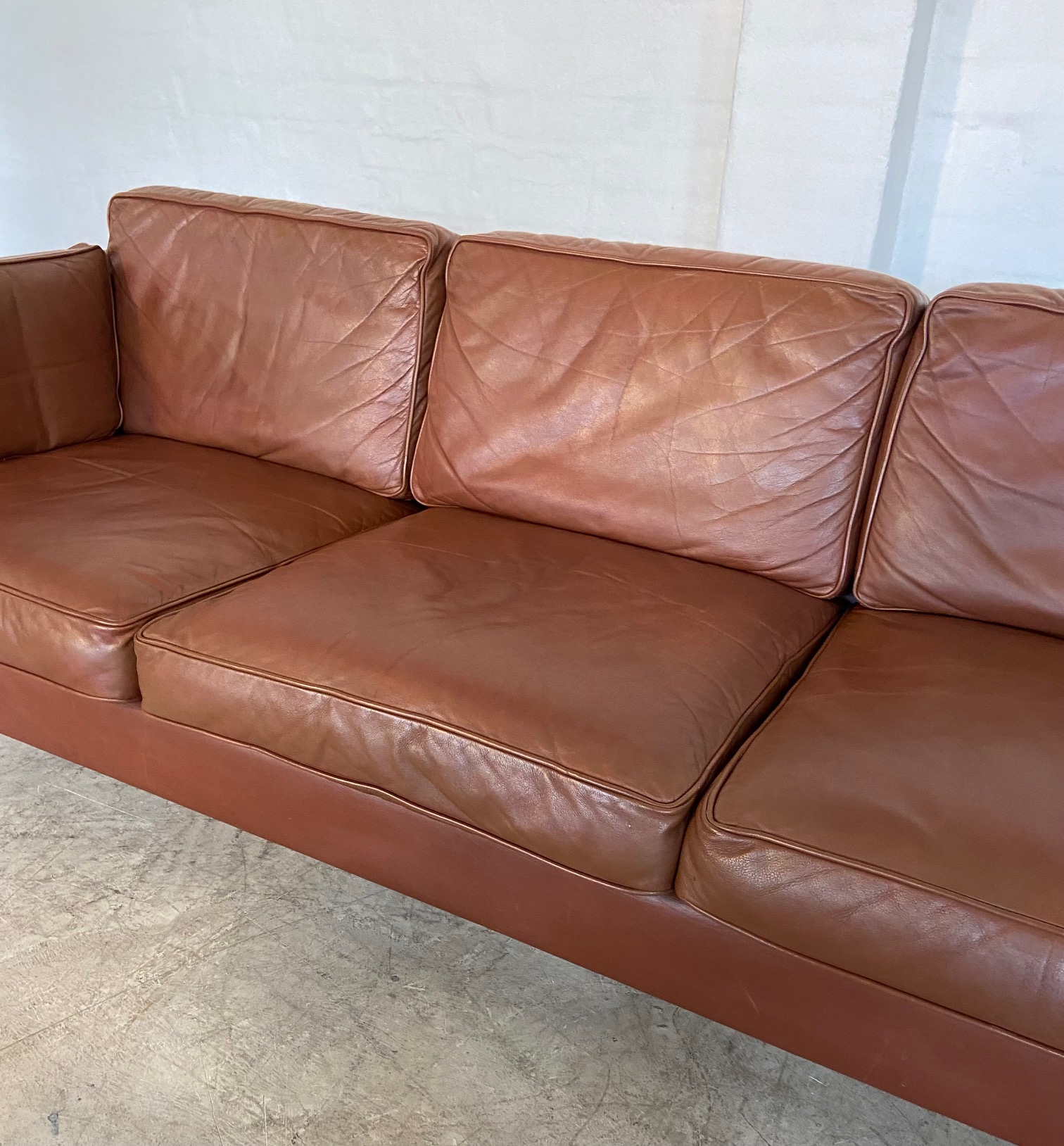 VINTAGE DANISH MID CENTURY MOGENS HANSEN 3 PERSON COGNAC LEATHER SOFA 1960,s
