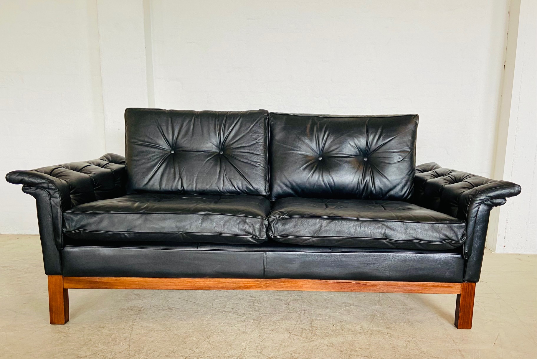 IMG_9973 Vintage Scandinavian Mid Century Black Buttoned Leather 2 Person Sofa Model Kardinal 1960,s