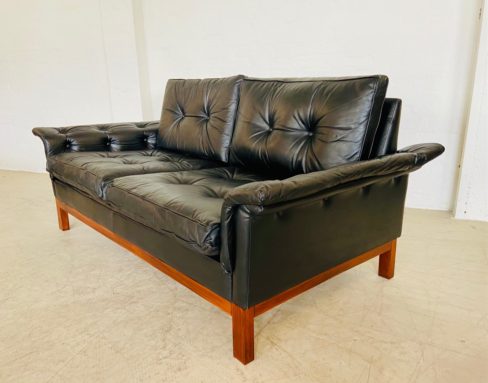 IMG_9997 Vintage Scandinavian Mid Century Black Buttoned Leather 2 Person Sofa Model Kardinal 1960,s