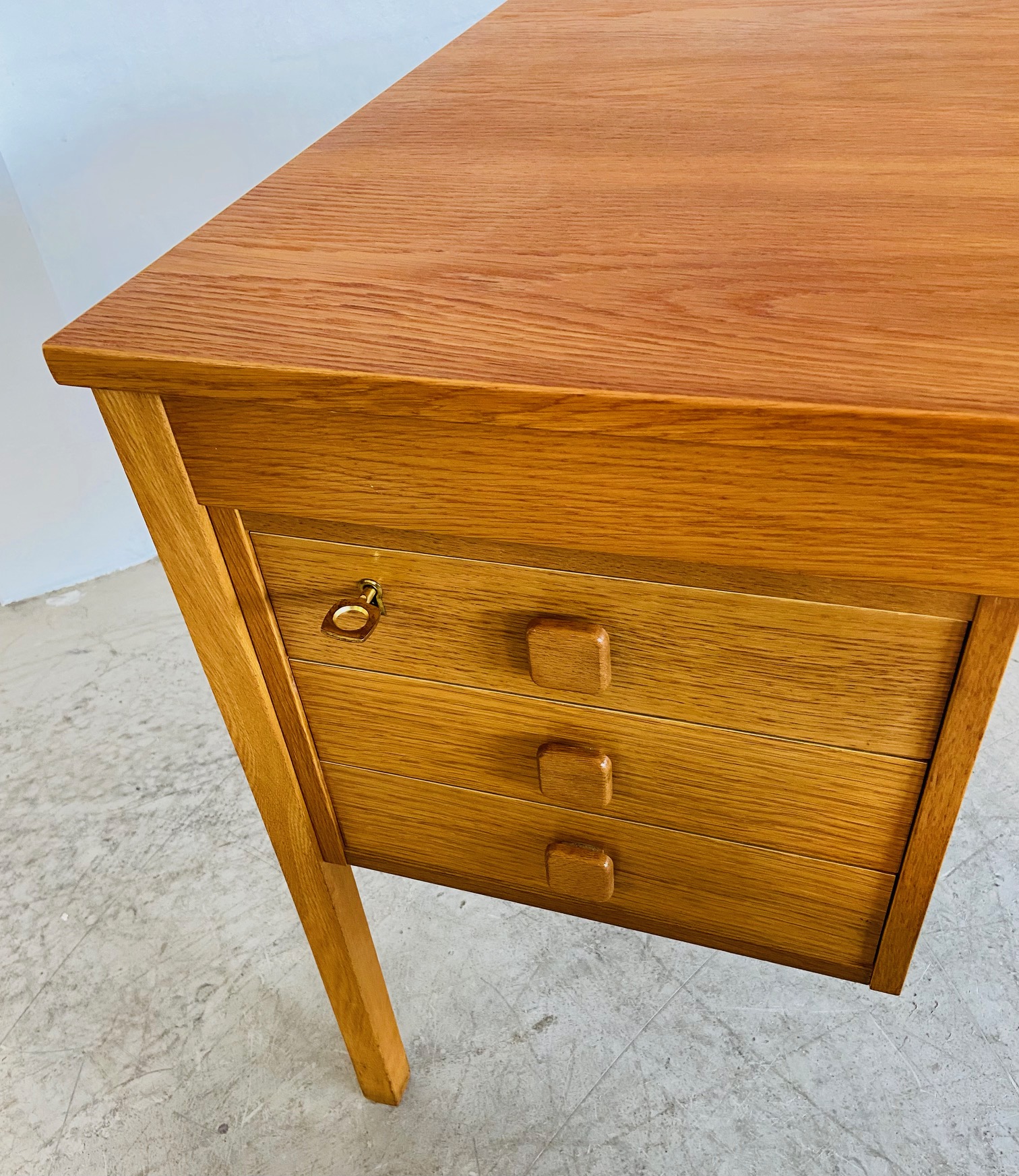 IMG_9422 VINTAGE RETRO DANISH MID CENTURY OAK DESK BY DOMINO MØBLER 1960