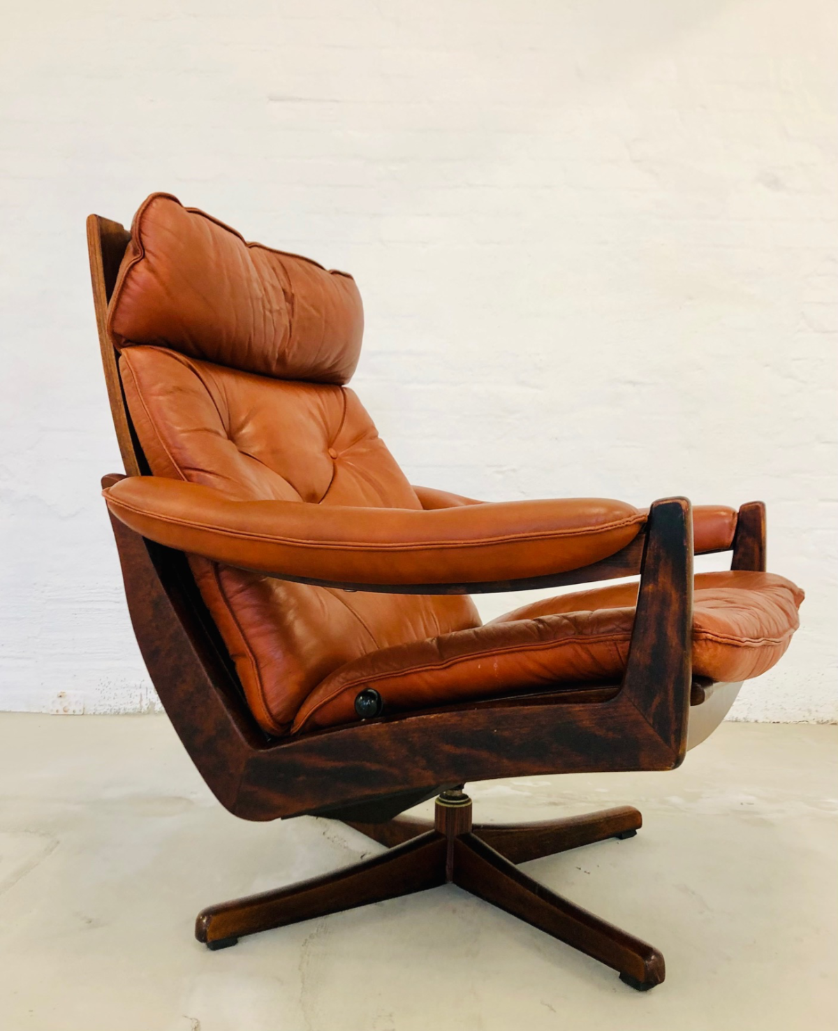 Vintage Scandinavian Mid-Century Reclining Lounge Chair In Cognac Leather