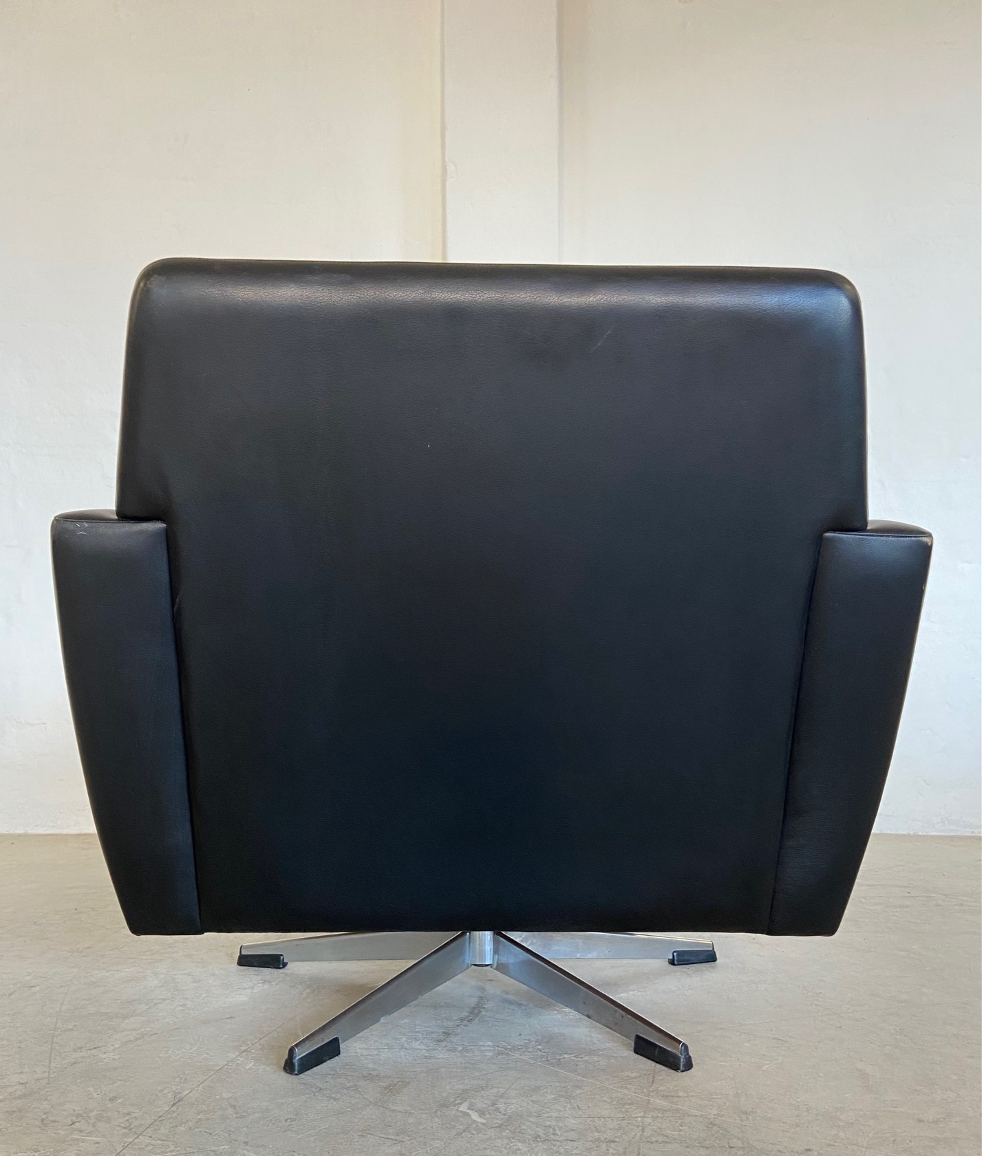 VINTAGE DANISH MID CENTURY BLACK LEATHER SWIVEL CHAIR by GEORG THAMS