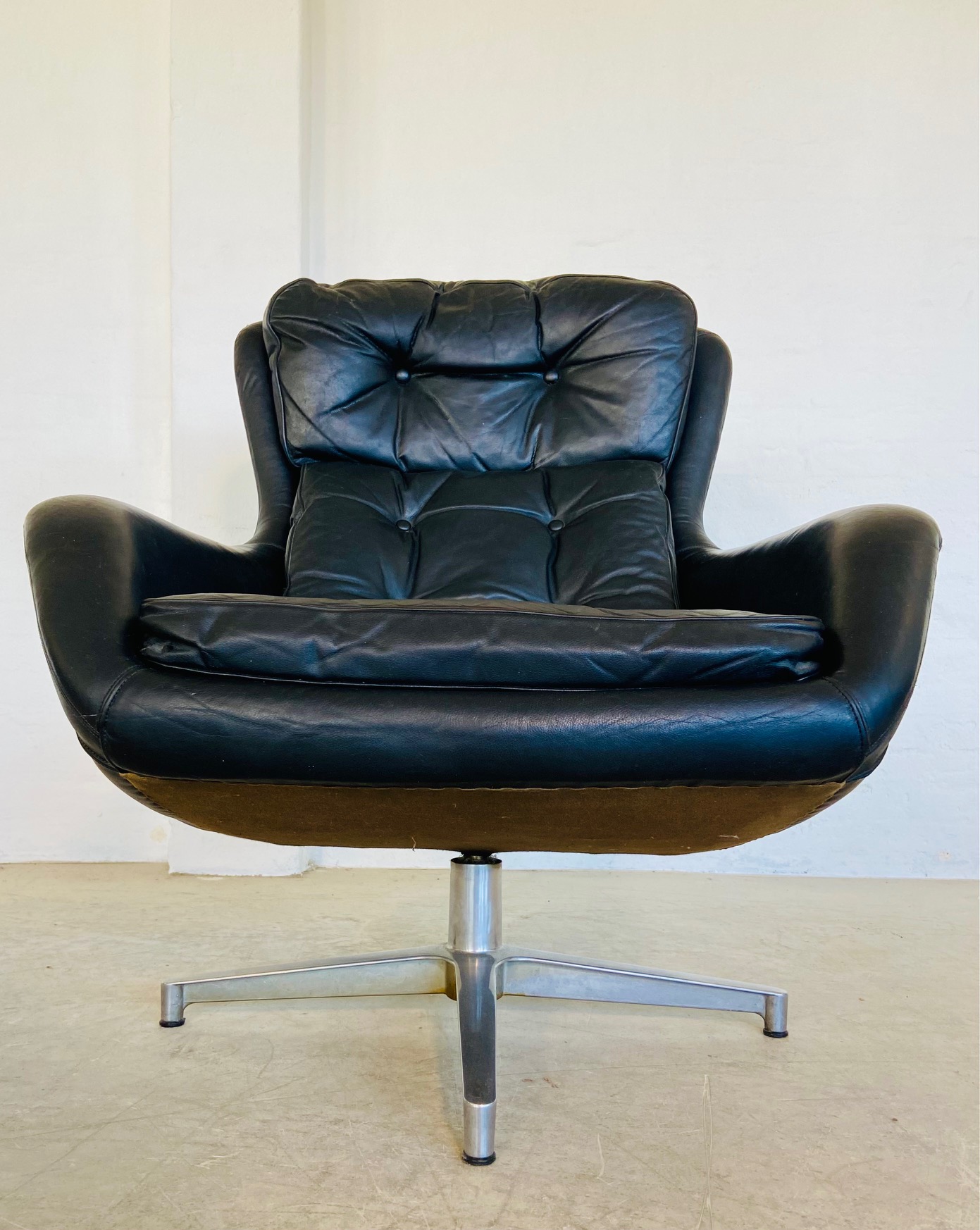 BRAMIN VINTAGE DANISH MID CENTURY BLACK LEATHER SWIVEL CHAIR