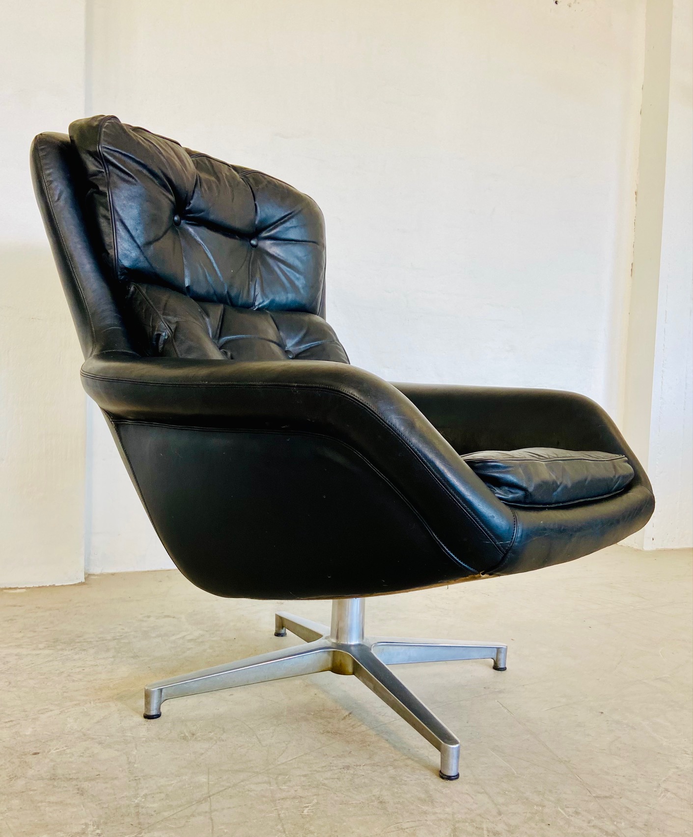 BRAMIN VINTAGE DANISH MID CENTURY BLACK LEATHER SWIVEL CHAIR