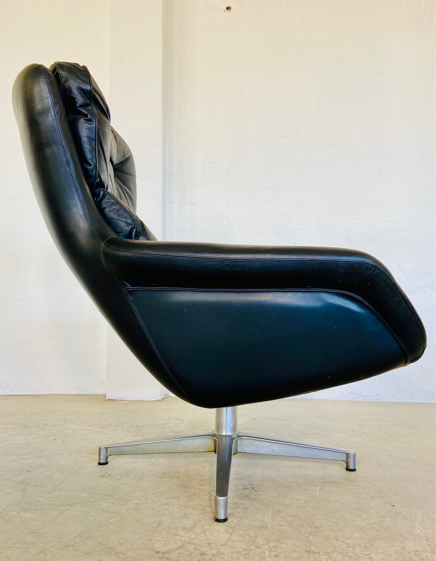 BRAMIN VINTAGE DANISH MID CENTURY BLACK LEATHER SWIVEL CHAIR