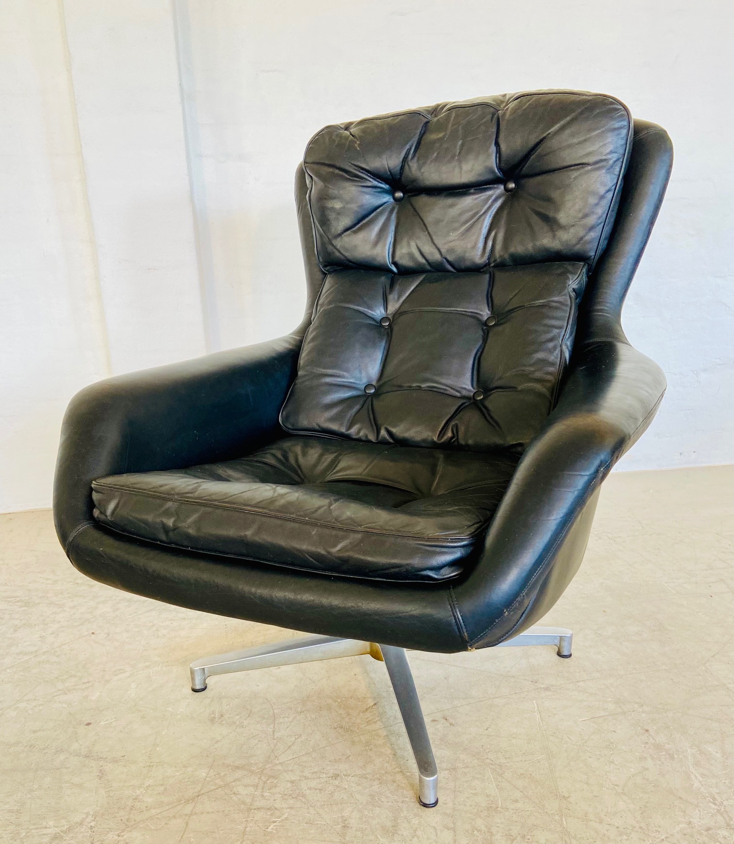 BRAMIN VINTAGE DANISH MID CENTURY BLACK LEATHER SWIVEL CHAIR